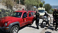 Πυροσβέστες και ασθενοφόρο του ΕΚΑΒ (αρχείου)