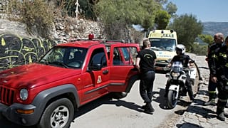 Πυροσβέστες και ασθενοφόρο του ΕΚΑΒ (αρχείου)