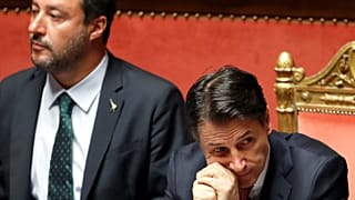 İstifa eden İtalya Başbakanı Conte (sağda) ile İçişleri Bakanı Salvini