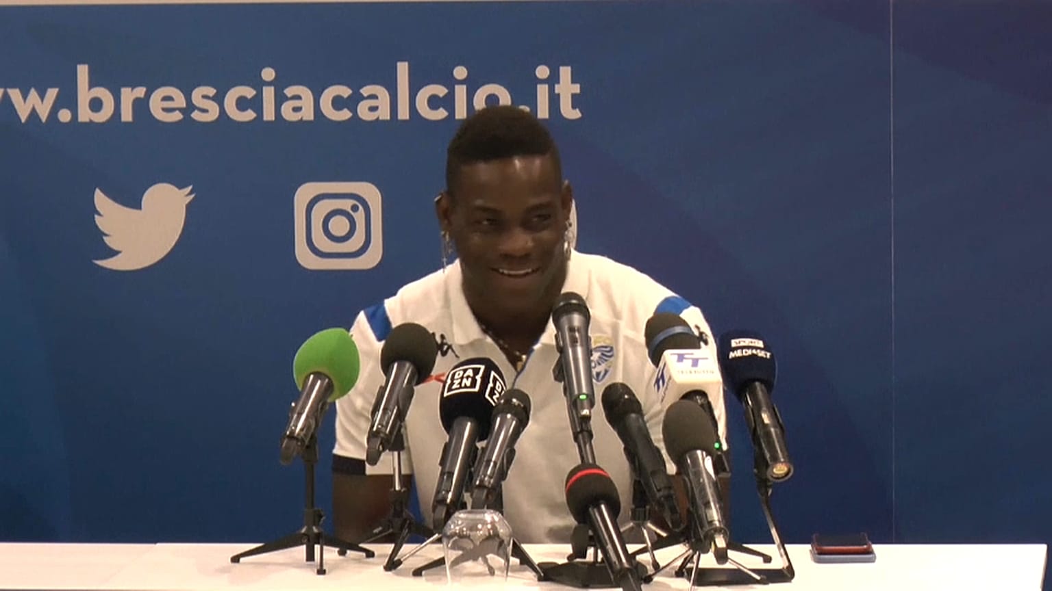 Mario Balotelli feliz no regresso a casa