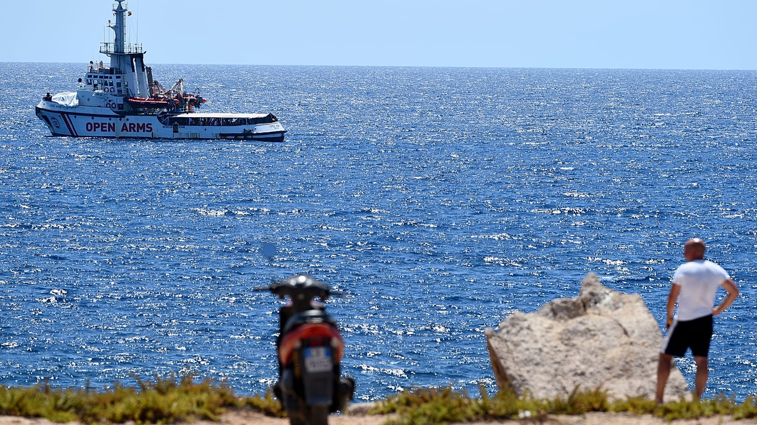 Navio espanhol ruma a Lampedusa para resgatar migrantes do "Open Arms"