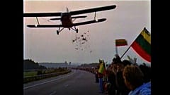 Dieser Pilot ließ Blumen über der 650 Kilometer langen Menschenkette 'Baltischer Weg' regnen