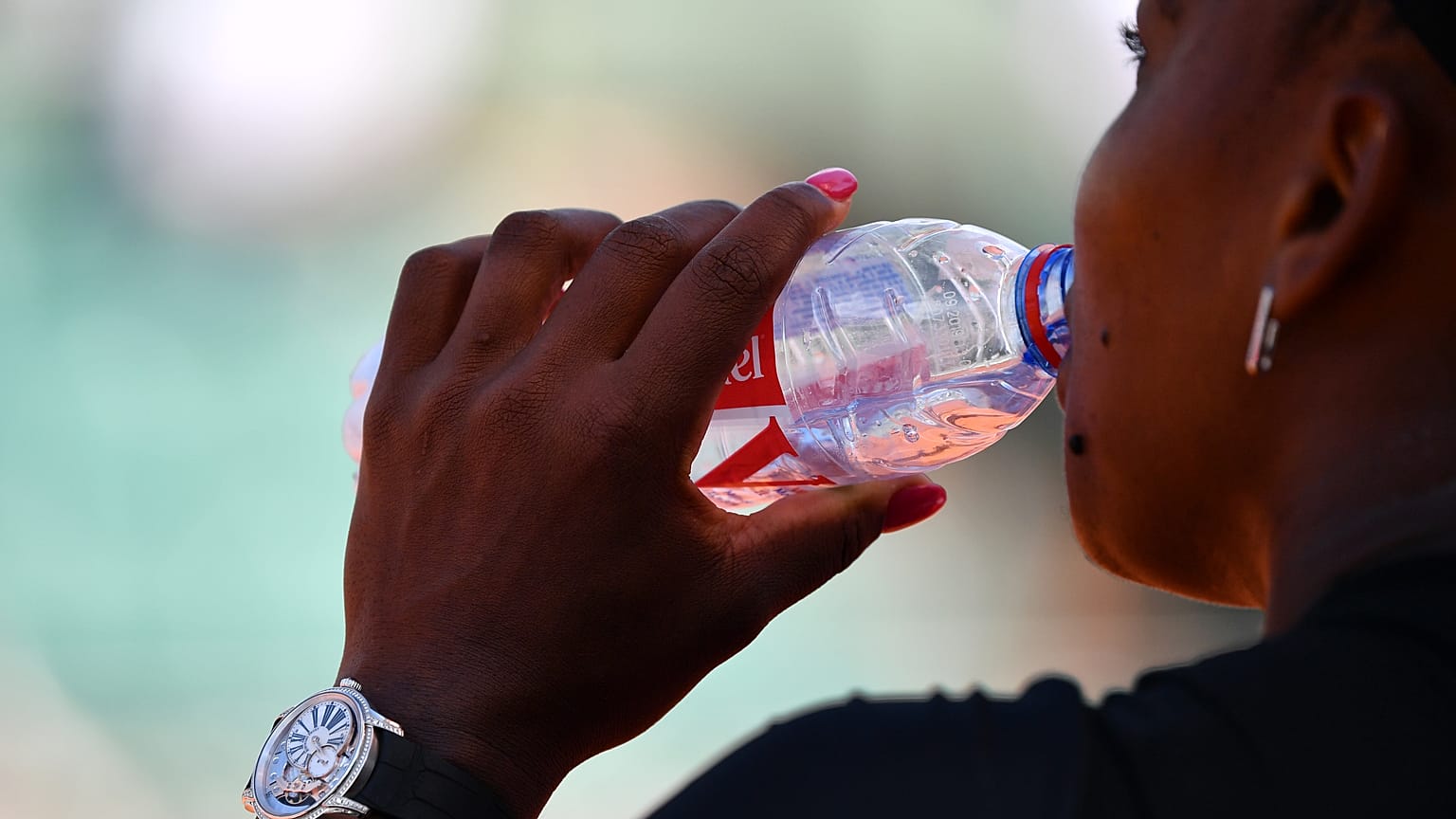 Hıçkırık nasıl geçer, ne tetikler? Uzun süren hıçkırıklarda ne yapmalı?