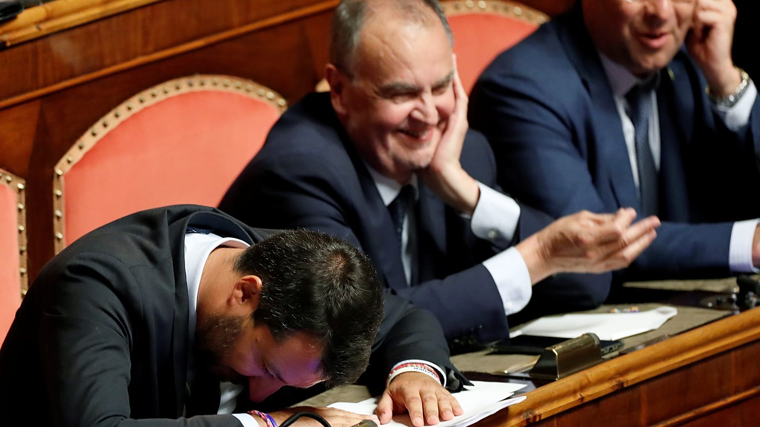 Crisi governo, Salvini tira fuori il rosario e ci vota alla Madonna. "Mostraci le stimmate!"