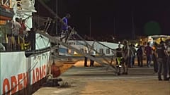 Open Arms, dopo 19 giorni i migranti sbarcano a Lampedusa 