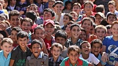 Bir programda gülümseyen Suriyeli çocuklar