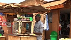 Straßenhändler in Kampala arbeiten im Schichtbetrieb Tag und Nacht