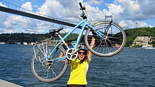 İngiliz kadın bisikletle 89 günde 4500 km pedal çevirerek Londra’dan İstanbul’a ulaştı