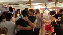 Rettungsschiff "Open Arms": Aktivisten bejubeln Anlandung 