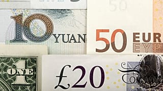 کاهش قیمت دلار و سکه؛ یورو ۲۰۰ تومان گرانتر از نرخ جهانی به فروش رفت