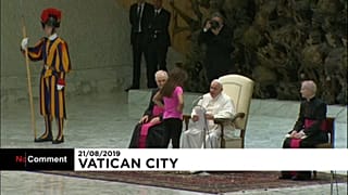 Mädchen läuft bei Papstaudienz auf die Bühne