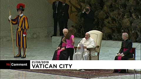 Mädchen läuft bei Papstaudienz auf die Bühne