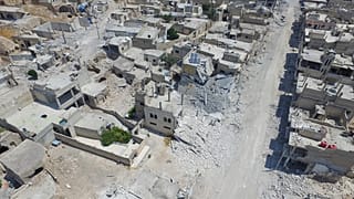 Saldırılar sonucu İdlib'in Han Şeyhun kasabasındaki bir çok bina kullanmaz hale geldi