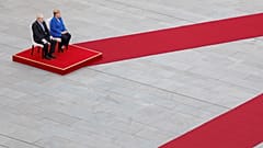 „Ülőfogadás” és úszó menekültek