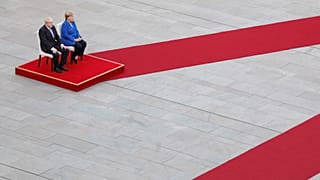 „Ülőfogadás” és úszó menekültek