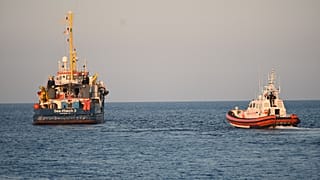 مركب "سي ووتش" حيث تعمل كليمب وراكيتي مغادراً لامبيدوزا الإيطالية بعد إنزال مهاجرين (أرشيف)