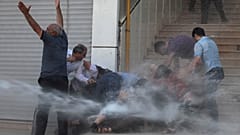 Van'da kayyum protestosuna katılan bir göstericinin dövülerek gözaltına alınmasına tepki