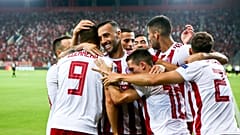 Οι παίκτες του Ολυμπιακού πανηγυρίζουν για το γκολ