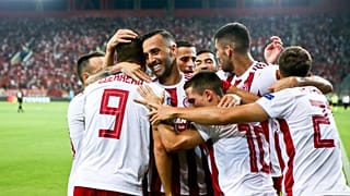 Οι παίκτες του Ολυμπιακού πανηγυρίζουν για το γκολ