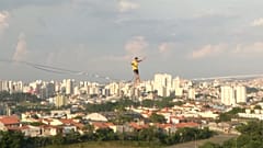 Hoch über São Paulo: Slackliner balancieren zwischen verfallenen Gebäuden