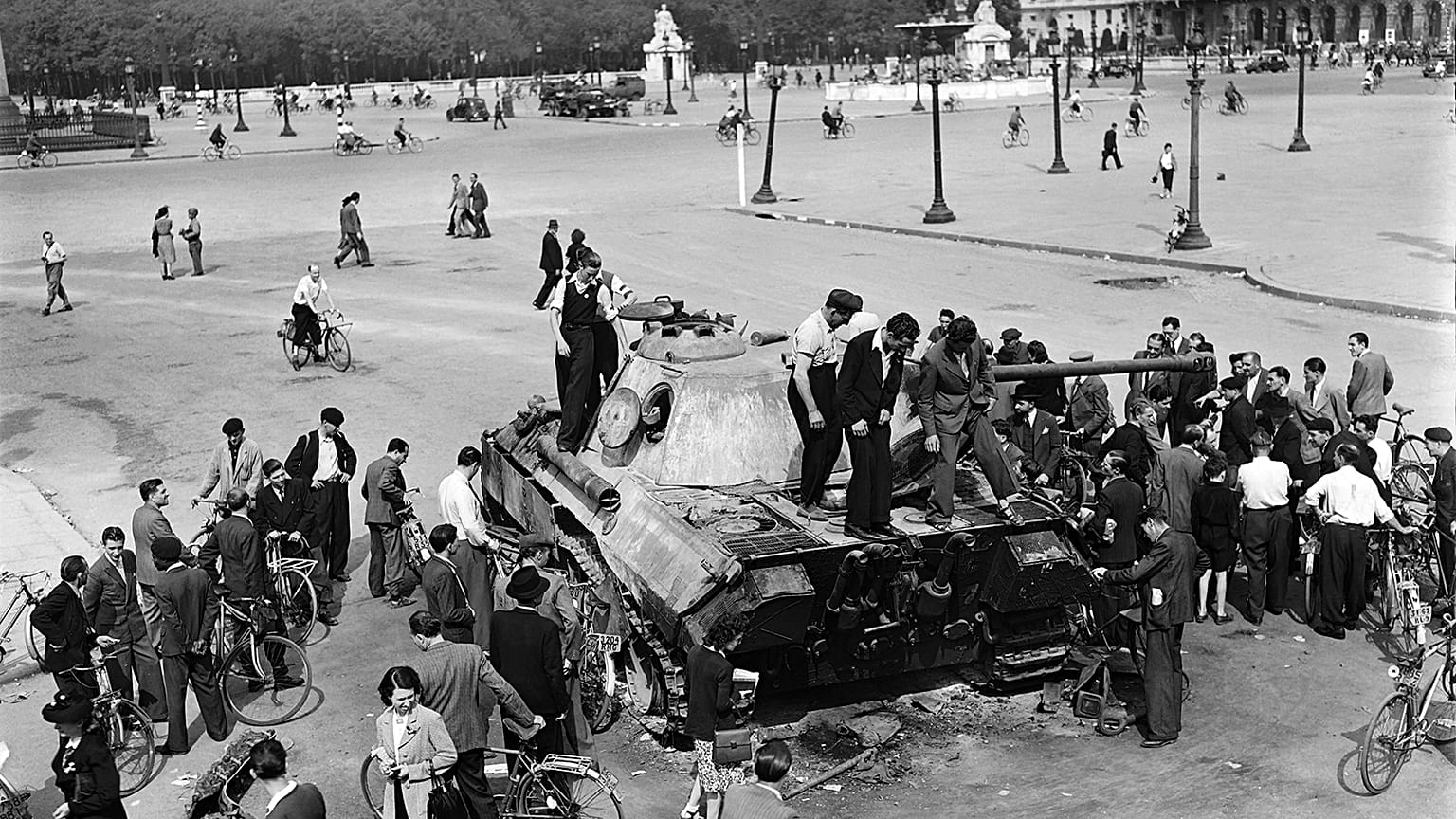 La Libération de Paris vue d'avion, de la Tour Eiffel et de la 2ème DB