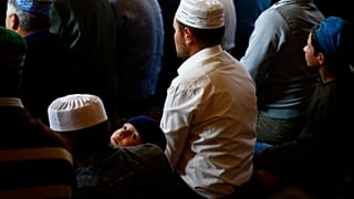 Müslümanlar camide namaz kılıyor