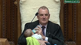 A szószéken etette egy meleg pár gyermekét az új-zélandi házelnök