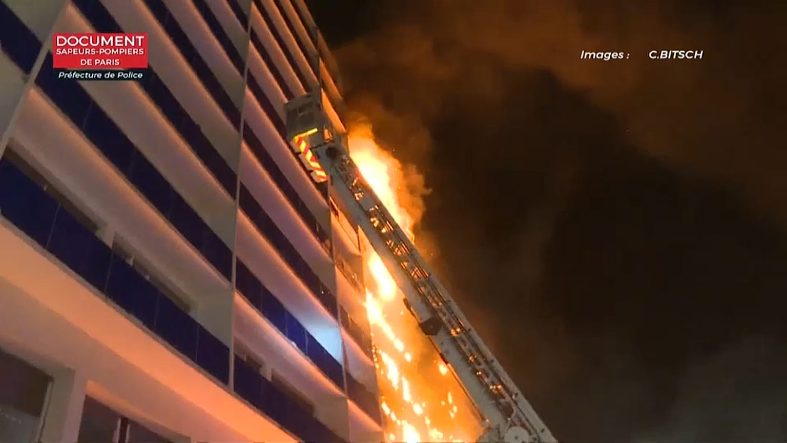 Una mujer fallece al incendiarse un hospital en París