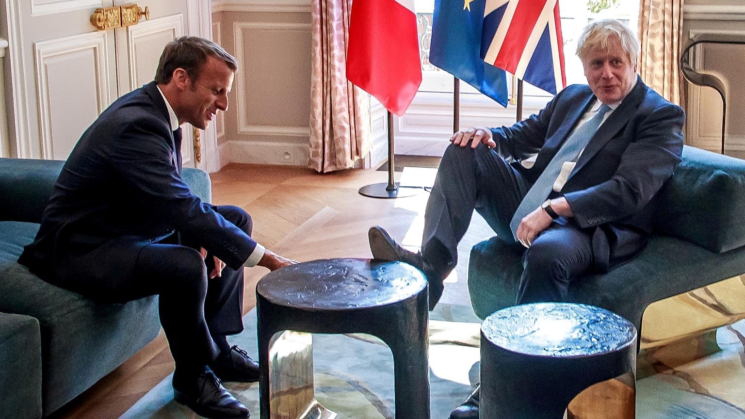 İngiliz Başbakan Johnson, Macron'la görüşürken sehpaya ayak uzattı