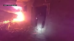 شاهد: الخوذ البيضاء تنقذ عائلات من مبنى استهدفه قصف في معرة النعمان