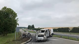 Wie im Film: Kriminelle überfallen mit Kalaschnikows bewaffnet Geldtransporter in der Schweiz