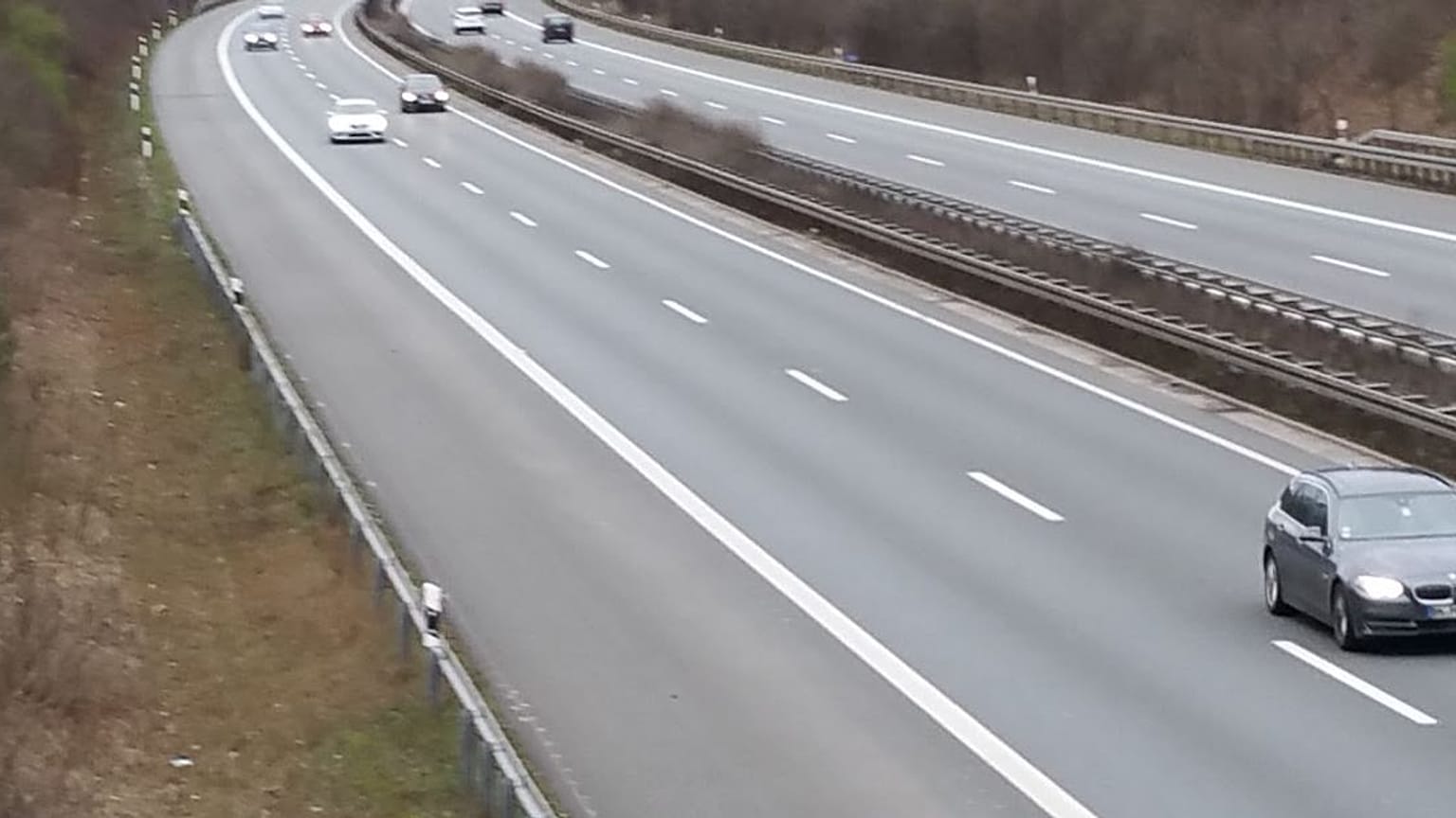 Wieder auf der Autobahn: 8-Jähriger fährt 180 km/h und baut Unfall