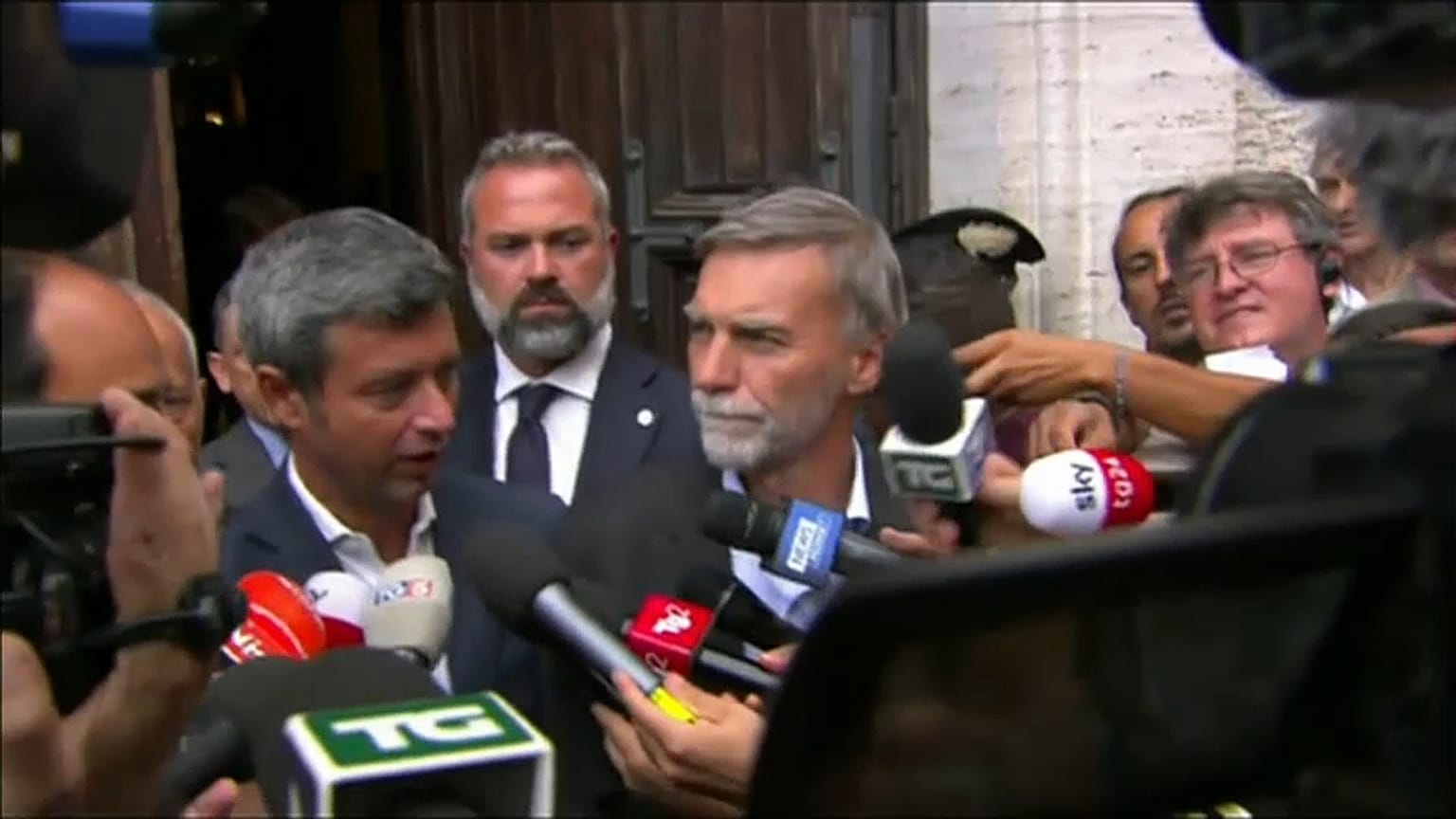 Crisi: Pd-M5s, prove d'intesa in un campo minato