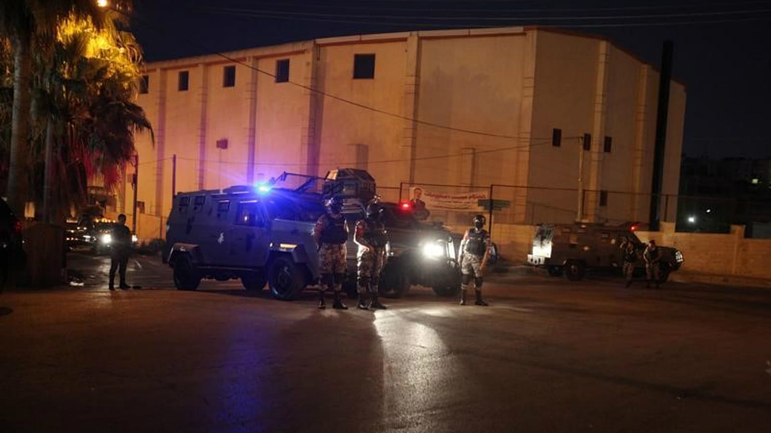 مجهولون يطلقون النار على حافلة بها مرشدون سياحيون في منطقة البتراء بالأردن