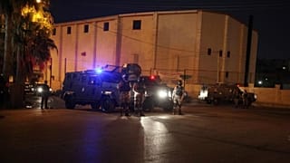 مجهولون يطلقون النار على حافلة بها مرشدون سياحيون في منطقة البتراء بالأردن