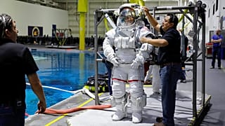 Uzayda işlenen ilk suç iddiası: Astronot, boşanma davası açan eşinin banka hesabına girdi