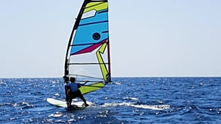 «Μην τα παρατάτε ποτέ στη ζωή σας» λέει η 81χρονη σέρφερ, Αναστασία Γερολυμάτου