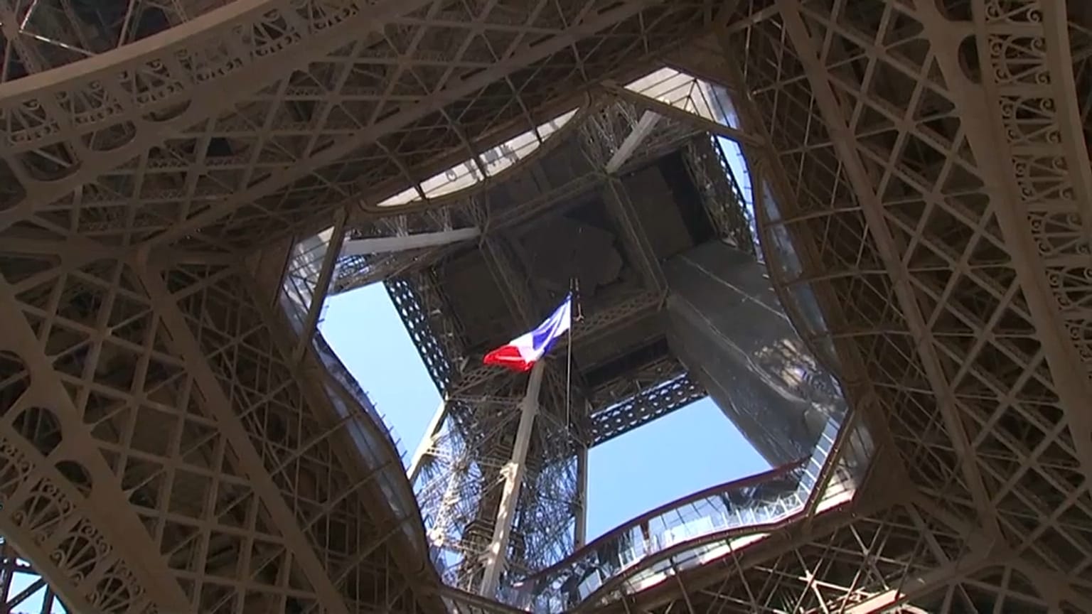 75 ans après, le drapeau français à la tour Eiffel