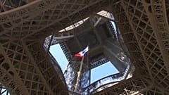 75 ans après, le drapeau français à la tour Eiffel