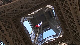 75 ans après, le drapeau français à la tour Eiffel