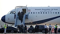 ظريف صاعداً إلى متن الطائرة لمغادرة قمة مجموعة الدول الصناعية السبع 