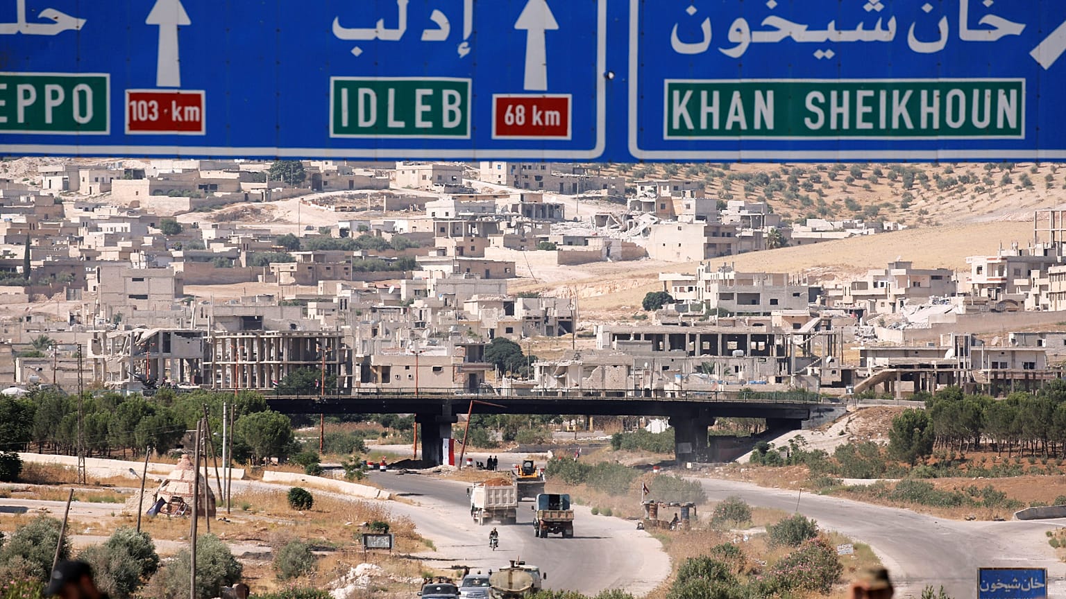 تحت القصف .. أسرة سورية تبقى في خان شيخون خلال هجوم لطرد مقاتلي المعارضة