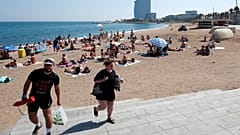 Die Leute verlassen den Strand von Sant Sebastia, nachdem die Polizei einen Sprengsatz im Wasser gefunden und einen Teil davon evakuiert hat