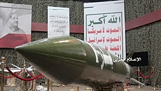 نموذج من صاروخ بدر واحد الذي يزعم الحوثيون أنهم استخدموه في عملية اليوم