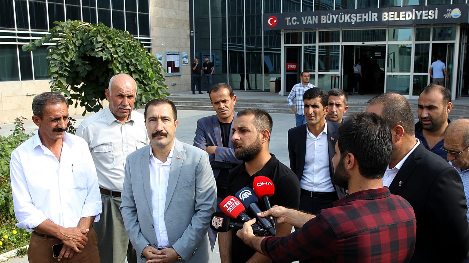 Van'da 8 belediye meclis üyesi görevden alındı