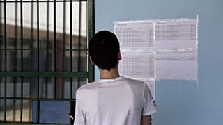 Μαθητής κοιτάει τα αποτελέσματα των βάσεων