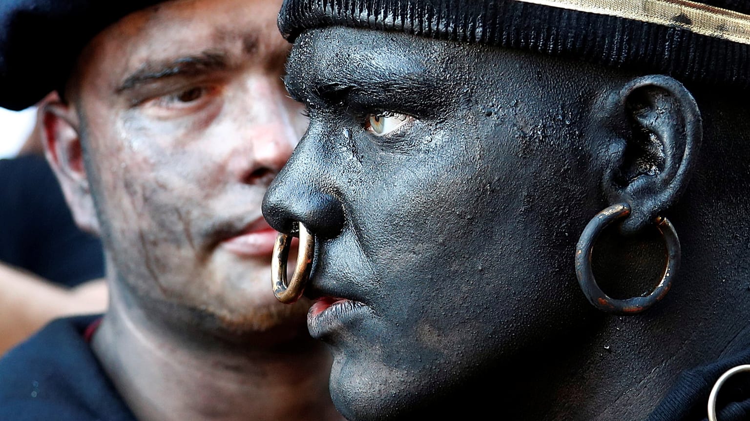 Belgio, "blackface" al festival: polemiche dopo la parata con il "Selvaggio" in catene