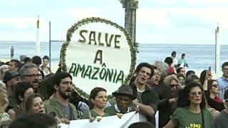 Les Brésiliens dans la rue pour combattre les incendies en Amazonie