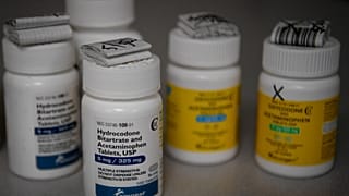 Haşhaştan elde edilen bir ilaç grubu olan opioidler, hem ağrı kesici hem de uyuşturucu olarak kullanılıyor