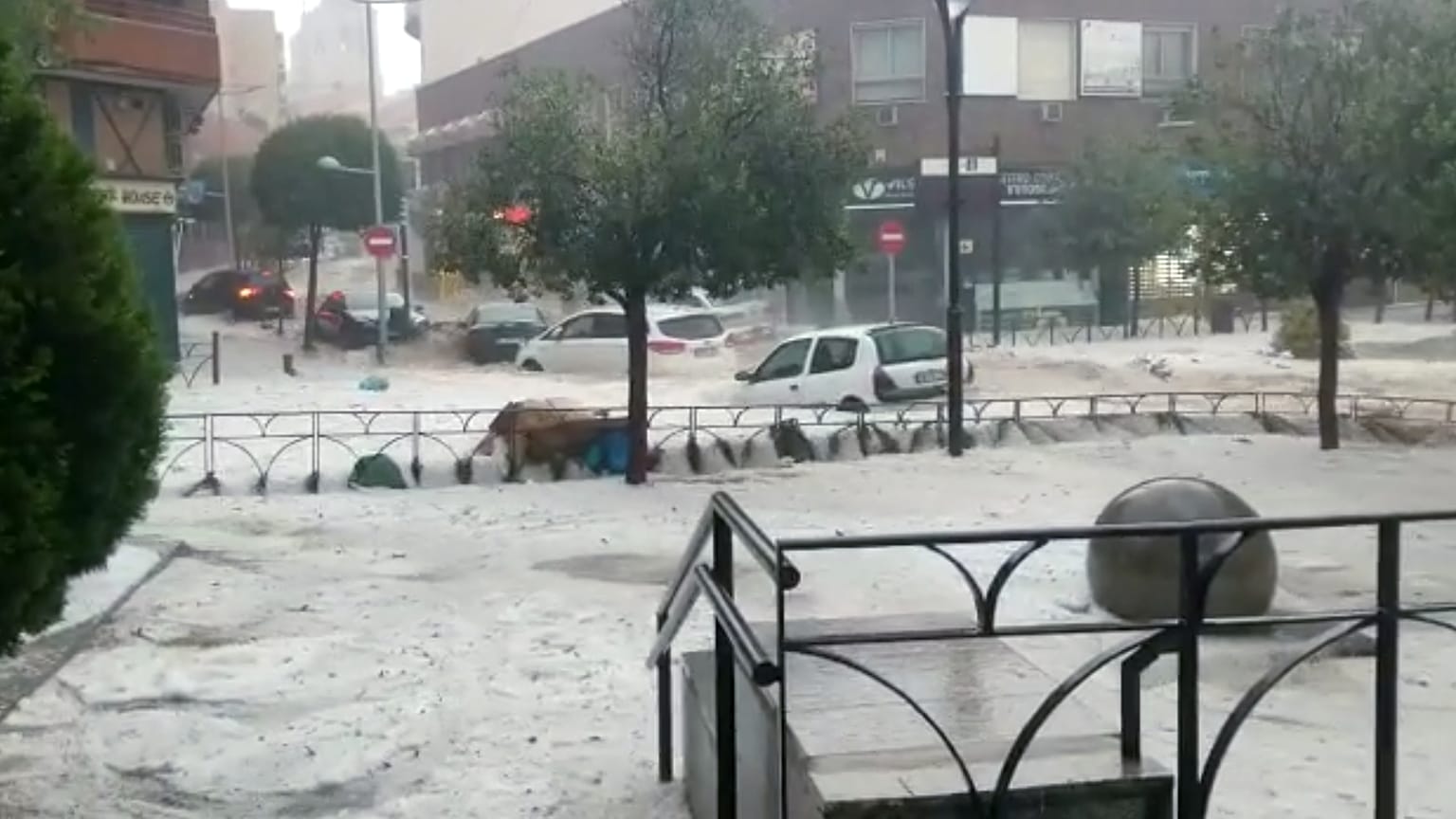 Unwetter in Madrid: Weggeschwemmte Autos und eine dicke Eisschicht